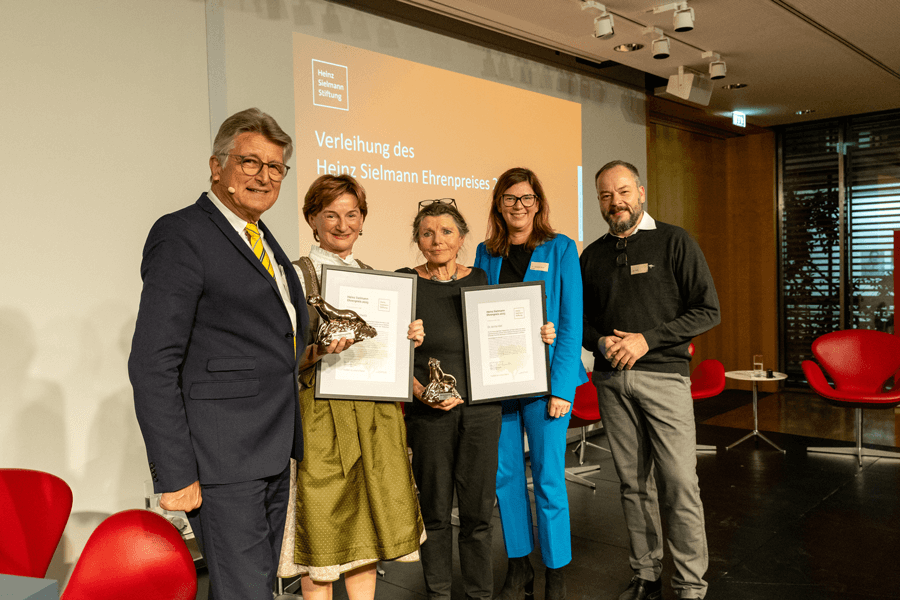 Verleihung des Heinz Sielmann Ehrenpreises 2023 am 16.11.2023 Von links nach rechts: Dr.-Ing. E.h. Fritz Brickwedde, Stiftungsratsvorsitzender der Heinz Sielmann Stiftung, Barbara Scheitz, Geschäftsführerin der Andechser Molkerei Scheitz GmbH, Dr. Anita Idel, Tierärztin und Agrarwissenschaftlerin, Dr. Ophelia Nick, Parlamentarische Staatssekretärin im Bundesministerium für Ernährung und Landwirtschaft, Jan Haft, Dokumentar- und Tierfilmer (Copyright: Tanja Marotzke/ /Heinz Sielmann Stiftung)