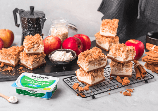 Käsekuchenschnitten mit Spekulatius und Apfel-Streuseln